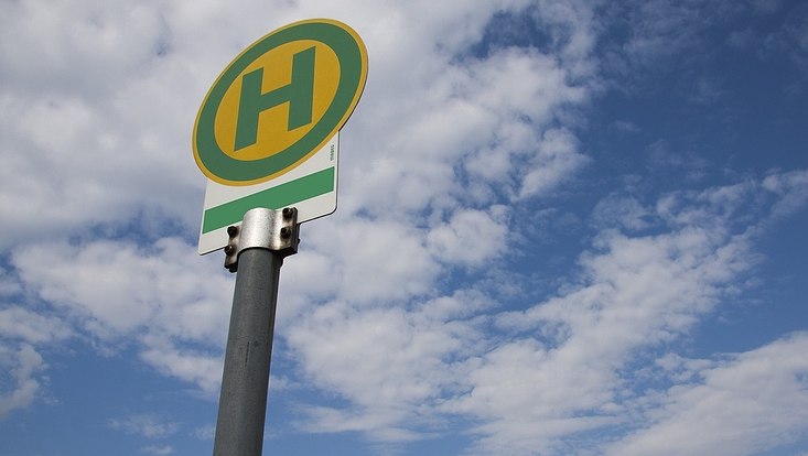 Haltestellenschild vor blauem Himmel