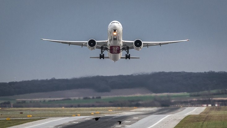 Flugzeugstart mit Landefeld im Hintergrund