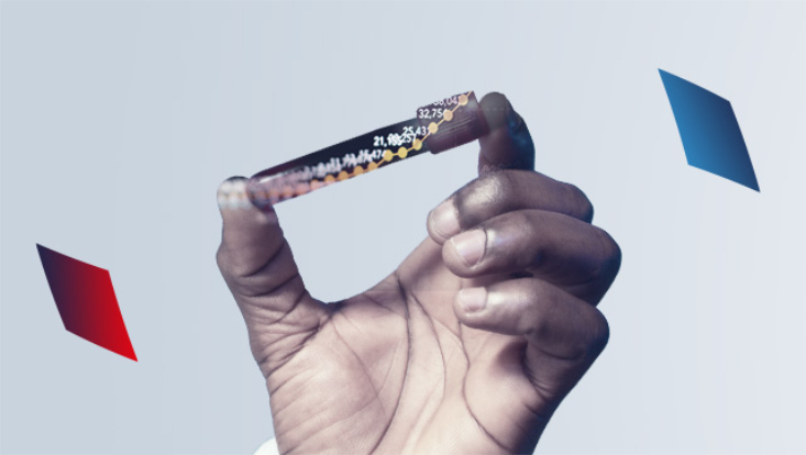 In der Mitte des Bildes sehen die Betrachterinnen und Betrachter eine dunkelhäutige Hand, die zwischen Daumen und Zeigefinger ein Röhrchen hält. Links und rechts im Bild sind weitere Quadrate zu sehen, links ein rotes, rechts ein blaues.